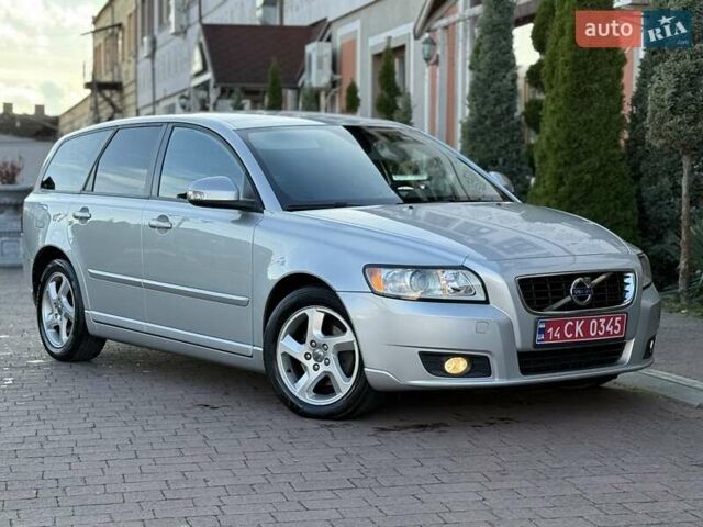 Серый Вольво В50, объемом двигателя 1.6 л и пробегом 229 тыс. км за 7950 $, фото 1 на Automoto.ua