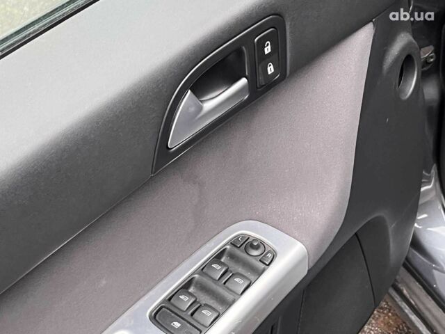 Сірий Вольво V50, об'ємом двигуна 2 л та пробігом 240 тис. км за 9690 $, фото 16 на Automoto.ua