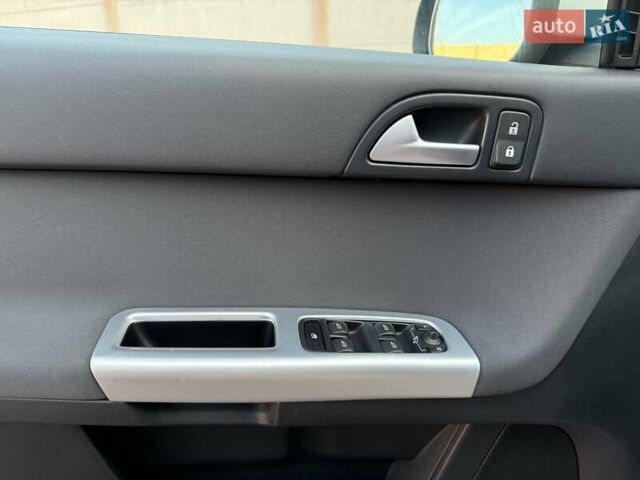 Серый Вольво В50, объемом двигателя 1.6 л и пробегом 229 тыс. км за 7950 $, фото 60 на Automoto.ua