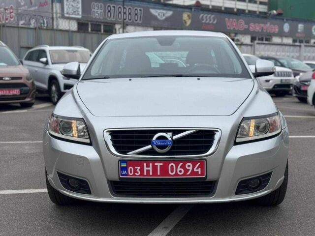 Серый Вольво В50, объемом двигателя 2 л и пробегом 258 тыс. км за 10200 $, фото 3 на Automoto.ua