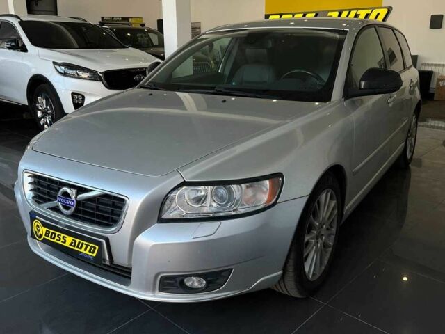 Серый Вольво В50, объемом двигателя 1.6 л и пробегом 324 тыс. км за 8000 $, фото 2 на Automoto.ua