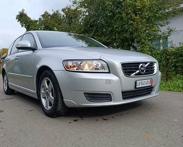 Серый Вольво В50, объемом двигателя 1.6 л и пробегом 200 тыс. км за 7800 $, фото 1 на Automoto.ua