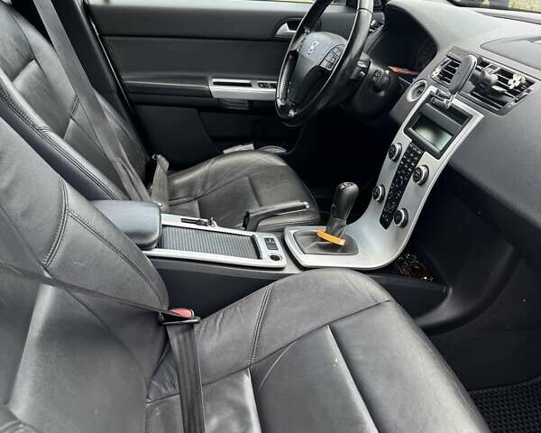 Серый Вольво В50, объемом двигателя 1.56 л и пробегом 236 тыс. км за 8000 $, фото 3 на Automoto.ua