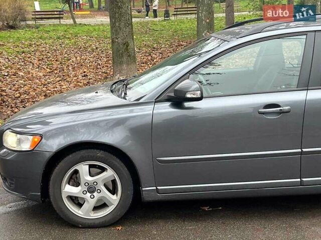 Серый Вольво В50, объемом двигателя 2 л и пробегом 240 тыс. км за 9690 $, фото 5 на Automoto.ua