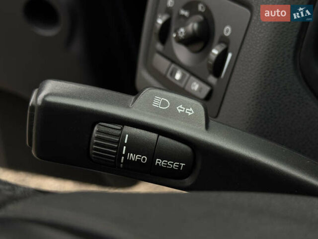 Серый Вольво В50, объемом двигателя 1.6 л и пробегом 240 тыс. км за 7999 $, фото 61 на Automoto.ua