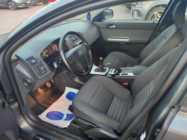 Серый Вольво В50, объемом двигателя 1.6 л и пробегом 260 тыс. км за 8700 $, фото 1 на Automoto.ua