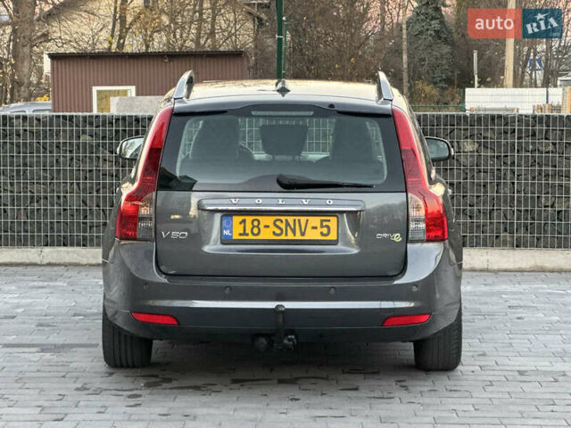 Серый Вольво В50, объемом двигателя 1.6 л и пробегом 218 тыс. км за 8500 $, фото 5 на Automoto.ua