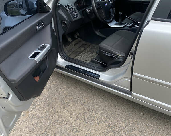 Серый Вольво В50, объемом двигателя 1.56 л и пробегом 220 тыс. км за 6800 $, фото 3 на Automoto.ua