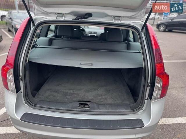 Серый Вольво В50, объемом двигателя 2 л и пробегом 258 тыс. км за 10200 $, фото 32 на Automoto.ua