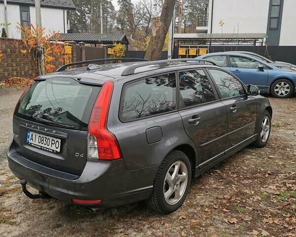 Серый Вольво В50, объемом двигателя 2 л и пробегом 240 тыс. км за 9600 $, фото 1 на Automoto.ua