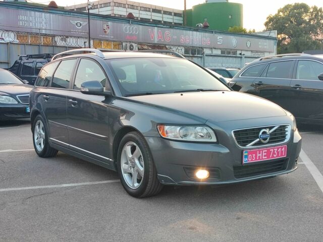 Серый Вольво В50, объемом двигателя 1.6 л и пробегом 260 тыс. км за 8700 $, фото 2 на Automoto.ua
