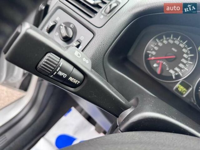 Серый Вольво В50, объемом двигателя 2 л и пробегом 258 тыс. км за 10200 $, фото 44 на Automoto.ua