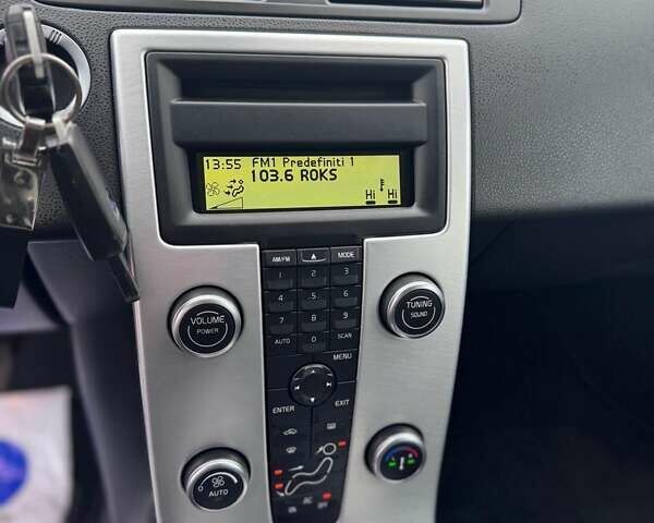 Серый Вольво В50, объемом двигателя 2 л и пробегом 258 тыс. км за 10200 $, фото 39 на Automoto.ua