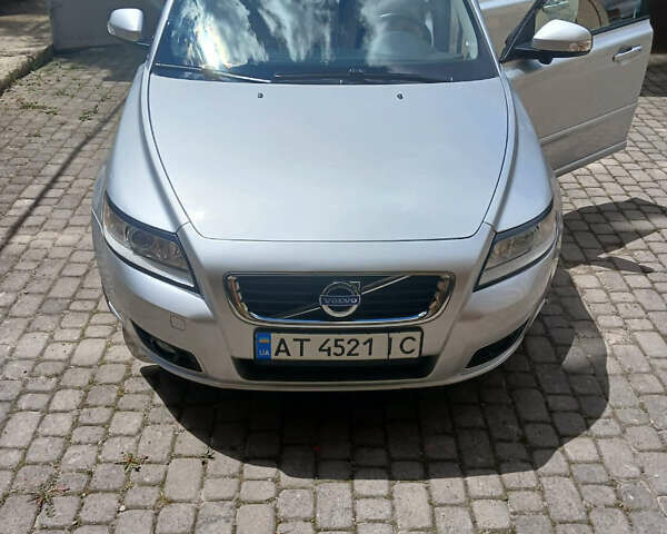 Серый Вольво В50, объемом двигателя 1.56 л и пробегом 233 тыс. км за 8850 $, фото 2 на Automoto.ua