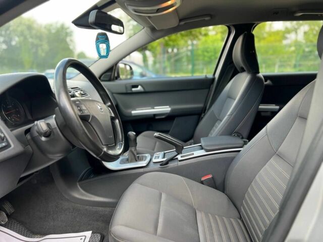 Серый Вольво В50, объемом двигателя 1.6 л и пробегом 250 тыс. км за 8000 $, фото 7 на Automoto.ua