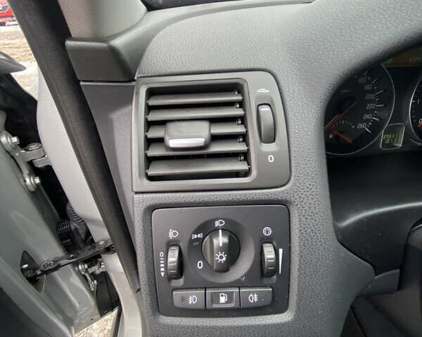 Сірий Вольво V50, об'ємом двигуна 2 л та пробігом 229 тис. км за 9751 $, фото 23 на Automoto.ua