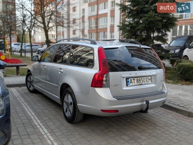 Серый Вольво В50, объемом двигателя 1.6 л и пробегом 251 тыс. км за 7100 $, фото 3 на Automoto.ua
