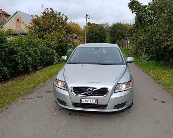 Серый Вольво В50, объемом двигателя 1.6 л и пробегом 200 тыс. км за 7800 $, фото 3 на Automoto.ua