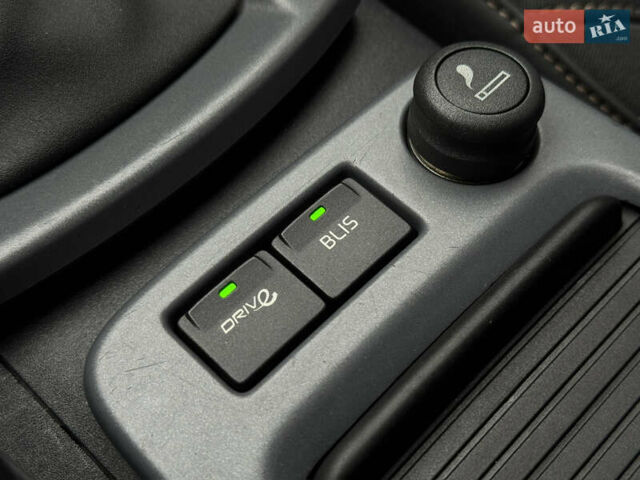 Серый Вольво В50, объемом двигателя 1.6 л и пробегом 240 тыс. км за 7999 $, фото 96 на Automoto.ua