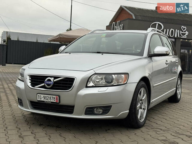 Серый Вольво В50, объемом двигателя 2 л и пробегом 225 тыс. км за 9999 $, фото 2 на Automoto.ua