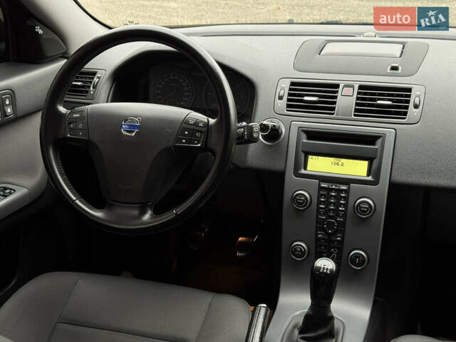 Серый Вольво В50, объемом двигателя 1.6 л и пробегом 240 тыс. км за 7999 $, фото 68 на Automoto.ua