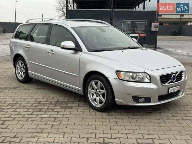 Серый Вольво В50, объемом двигателя 2 л и пробегом 225 тыс. км за 9999 $, фото 12 на Automoto.ua