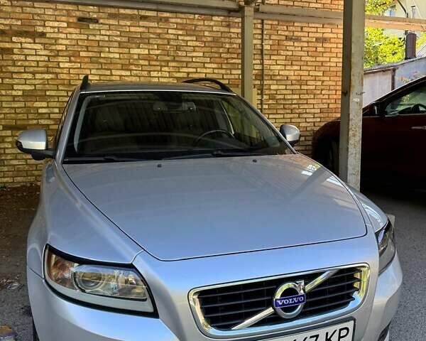 Серый Вольво В50, объемом двигателя 1.56 л и пробегом 282 тыс. км за 6500 $, фото 1 на Automoto.ua