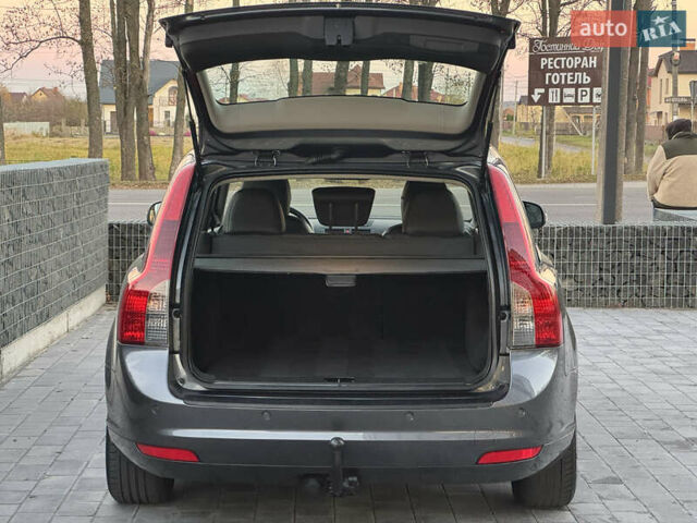 Серый Вольво В50, объемом двигателя 1.6 л и пробегом 218 тыс. км за 8500 $, фото 93 на Automoto.ua