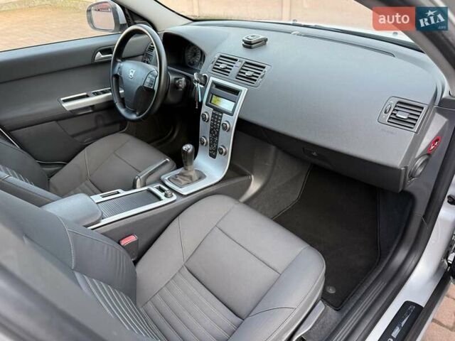Серый Вольво В50, объемом двигателя 1.6 л и пробегом 229 тыс. км за 7950 $, фото 91 на Automoto.ua