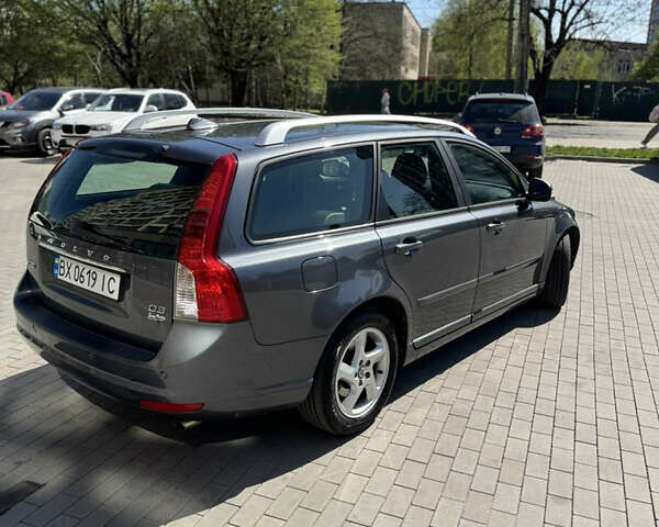Серый Вольво В50, объемом двигателя 2 л и пробегом 234 тыс. км за 9700 $, фото 7 на Automoto.ua