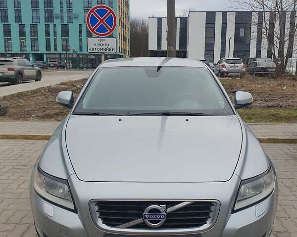 Серый Вольво В50, объемом двигателя 1.56 л и пробегом 331 тыс. км за 7600 $, фото 3 на Automoto.ua