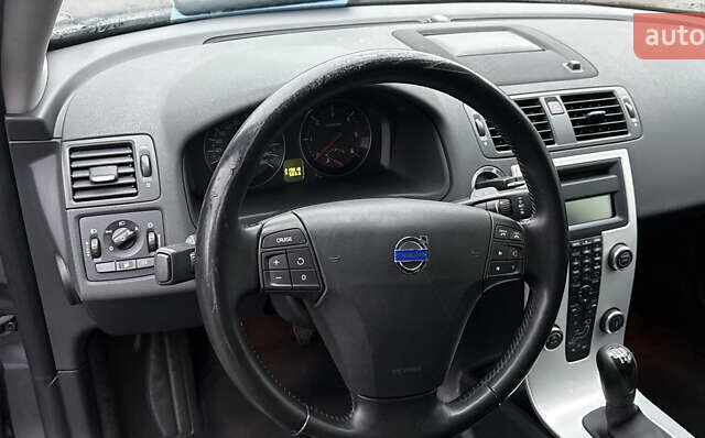 Серый Вольво В50, объемом двигателя 1.6 л и пробегом 219 тыс. км за 9700 $, фото 2 на Automoto.ua