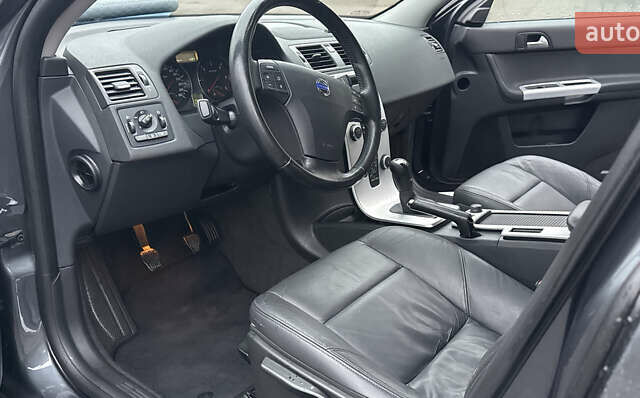 Серый Вольво В50, объемом двигателя 1.6 л и пробегом 219 тыс. км за 9700 $, фото 1 на Automoto.ua