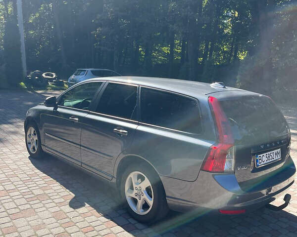 Серый Вольво В50, объемом двигателя 1.6 л и пробегом 245 тыс. км за 8500 $, фото 2 на Automoto.ua