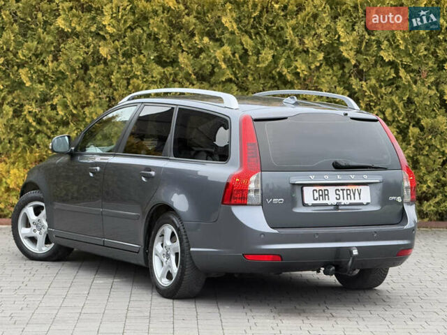 Серый Вольво В50, объемом двигателя 1.6 л и пробегом 222 тыс. км за 8500 $, фото 3 на Automoto.ua