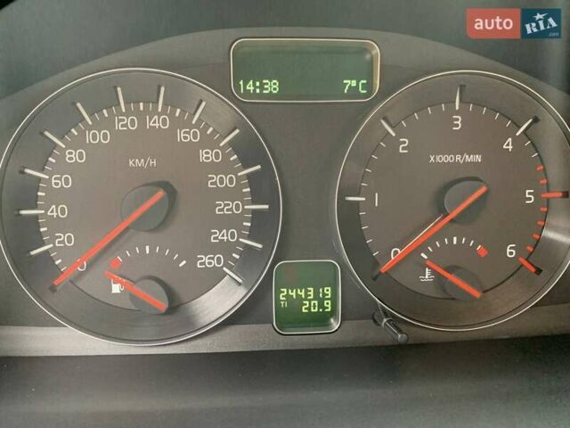Серый Вольво В50, объемом двигателя 1.6 л и пробегом 244 тыс. км за 8600 $, фото 2 на Automoto.ua