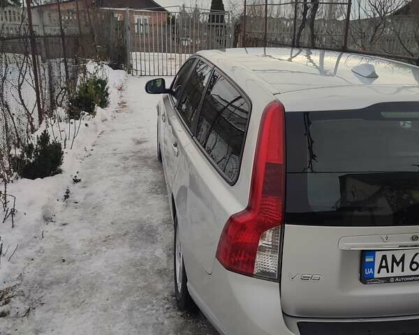 Серый Вольво В50, объемом двигателя 1.6 л и пробегом 230 тыс. км за 8275 $, фото 5 на Automoto.ua