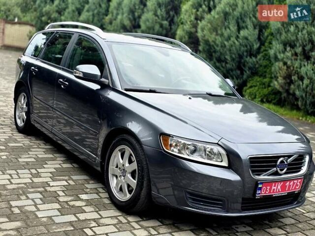Серый Вольво В50, объемом двигателя 1.6 л и пробегом 200 тыс. км за 8700 $, фото 1 на Automoto.ua