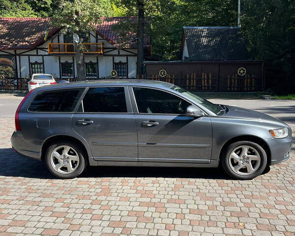 Серый Вольво В50, объемом двигателя 1.6 л и пробегом 245 тыс. км за 8500 $, фото 1 на Automoto.ua