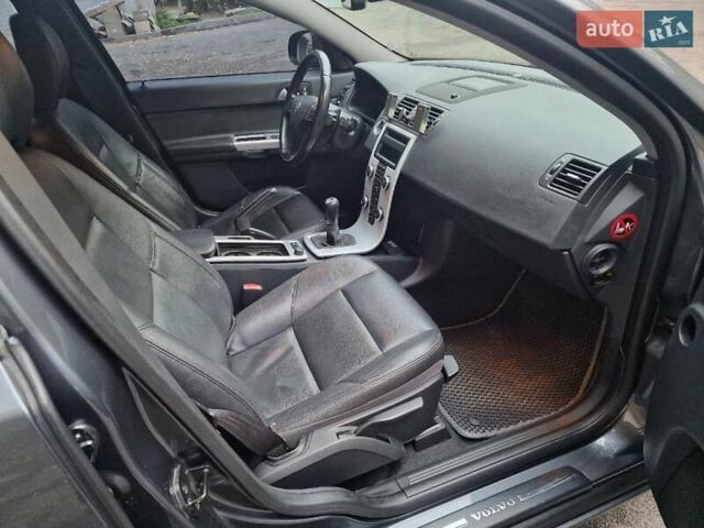 Серый Вольво В50, объемом двигателя 1.56 л и пробегом 230 тыс. км за 8500 $, фото 2 на Automoto.ua