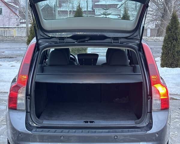 Серый Вольво В50, объемом двигателя 1.6 л и пробегом 275 тыс. км за 8750 $, фото 6 на Automoto.ua