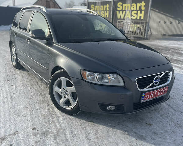 Серый Вольво В50, объемом двигателя 1.6 л и пробегом 221 тыс. км за 8700 $, фото 1 на Automoto.ua