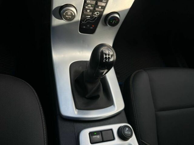 Серый Вольво В50, объемом двигателя 2 л и пробегом 250 тыс. км за 8200 $, фото 9 на Automoto.ua