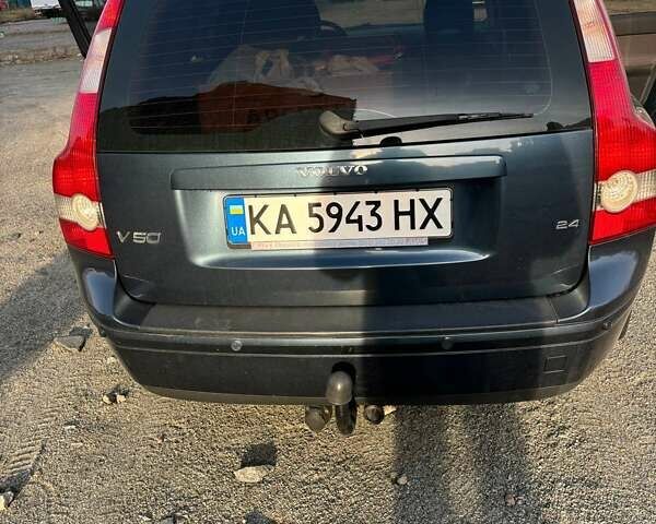 Синий Вольво В50, объемом двигателя 2.44 л и пробегом 320 тыс. км за 5500 $, фото 4 на Automoto.ua