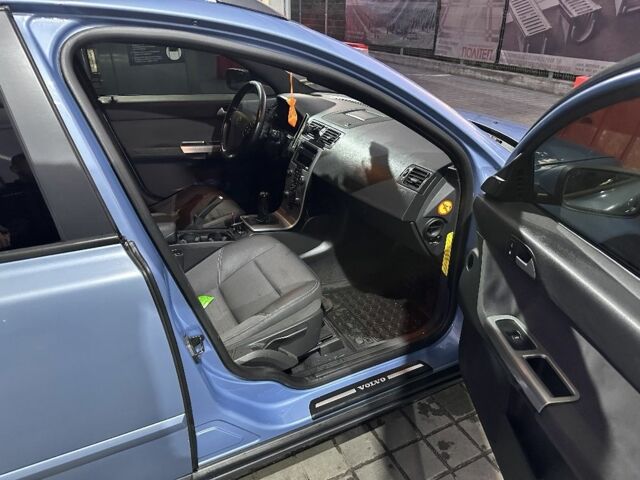 Синий Вольво В50, объемом двигателя 2 л и пробегом 290 тыс. км за 4750 $, фото 6 на Automoto.ua