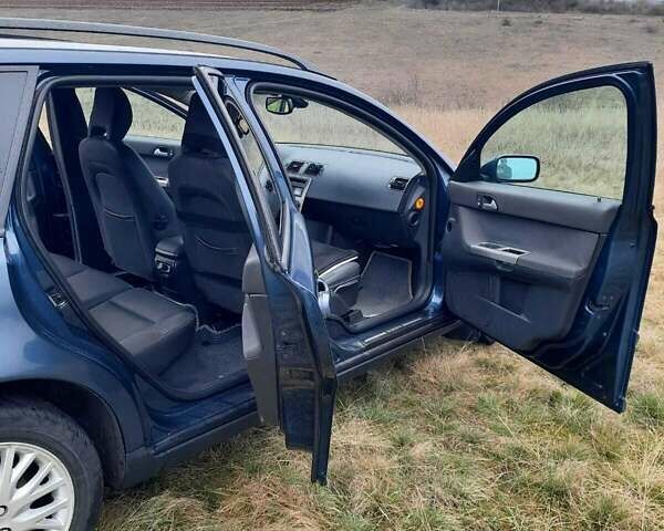 Синий Вольво В50, объемом двигателя 2 л и пробегом 308 тыс. км за 5800 $, фото 5 на Automoto.ua