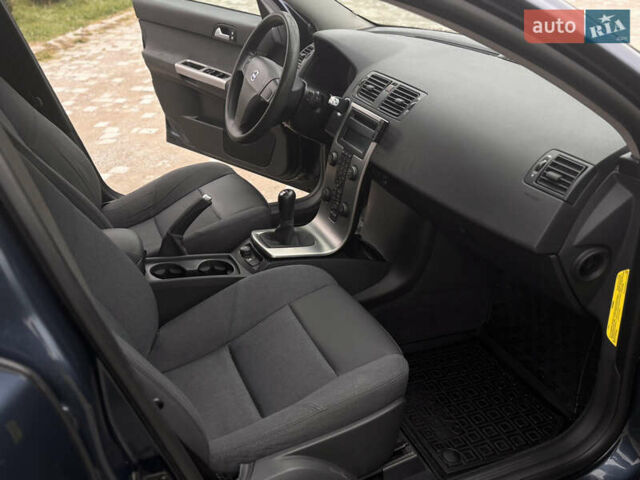 Синий Вольво В50, объемом двигателя 1.6 л и пробегом 312 тыс. км за 4700 $, фото 24 на Automoto.ua