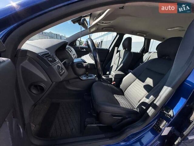 Синий Вольво В50, объемом двигателя 2.4 л и пробегом 375 тыс. км за 6700 $, фото 7 на Automoto.ua