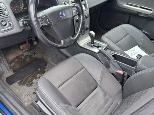 Синий Вольво В50, объемом двигателя 2.4 л и пробегом 283 тыс. км за 6950 $, фото 3 на Automoto.ua