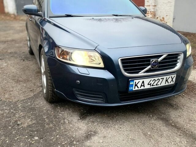 Синий Вольво В50, объемом двигателя 2.52 л и пробегом 327 тыс. км за 7600 $, фото 2 на Automoto.ua